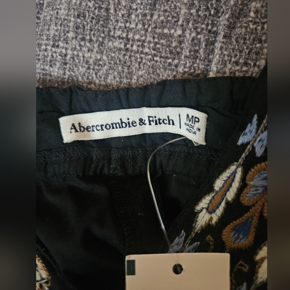 NWT - Abercrombie & Fitch V-Neck Flowy Mini Skort. Medium. 17ptp - Picture 3 of 14